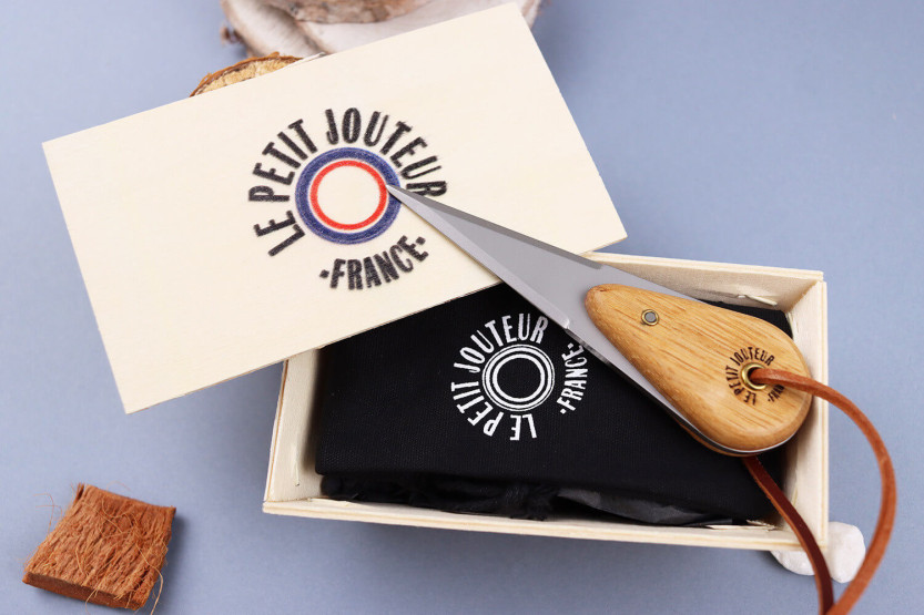 Le Petit Jouteur oyster knife in white oak with pouch and individual oyster basket