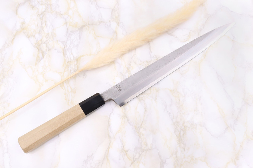 Sakai Kikumori Kikuzuki Rin 24cm japanilainen käsintehty yanagiba veitsi