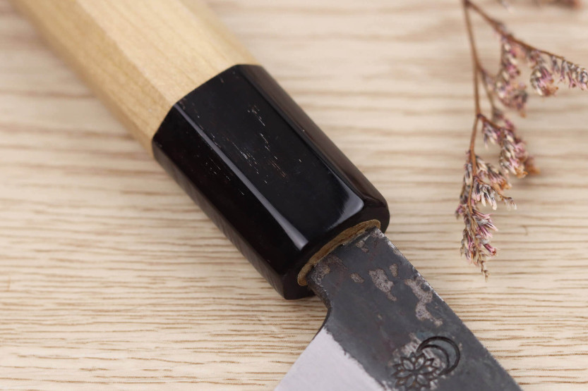 Sakai Kikumori Kikuzuki Kuro 13,5 cm universal kiritsuke-kniv, handgjord i Japan