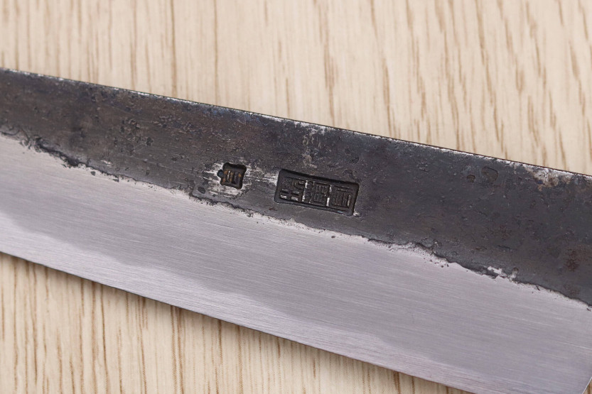 Sakai Kikumori Kikuzuki Kuro 13,5 cm coltello kiritsuke universale, fatto a mano in Giappone