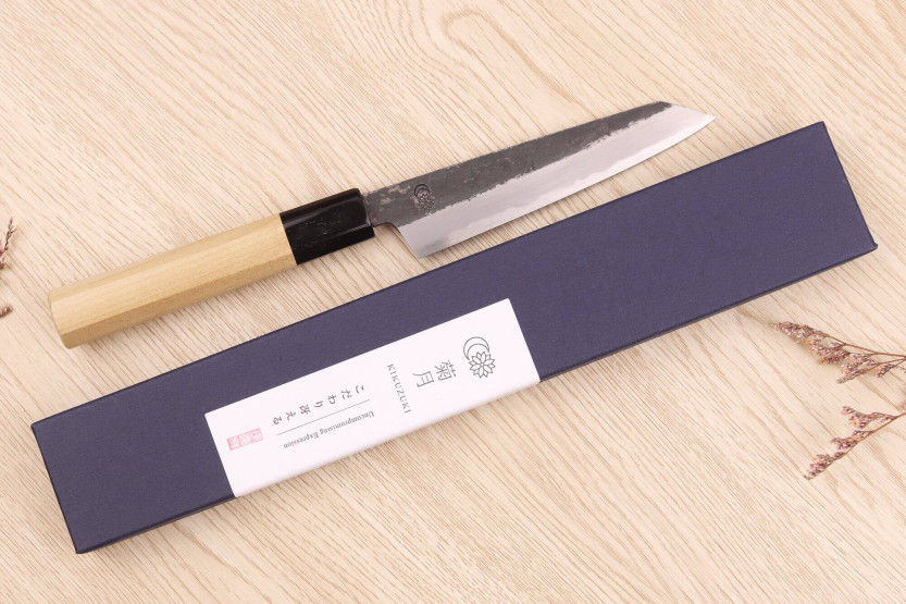 Sakai Kikumori Kikuzuki Kuro 13,5cm universaali kiritsuke veitsi, käsintehty Japanissa.