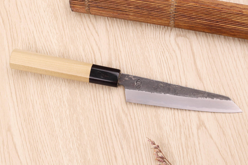 Sakai Kikumori Kikuzuki Kuro 13,5cm universeel kiritsuke mes, handgemaakt in Japan
