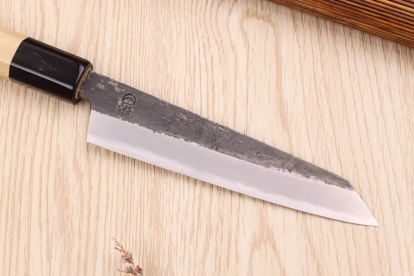 Sakai Kikumori Kikuzuki Kuro 13,5 cm universal kiritsuke-kniv, håndlaget i Japan