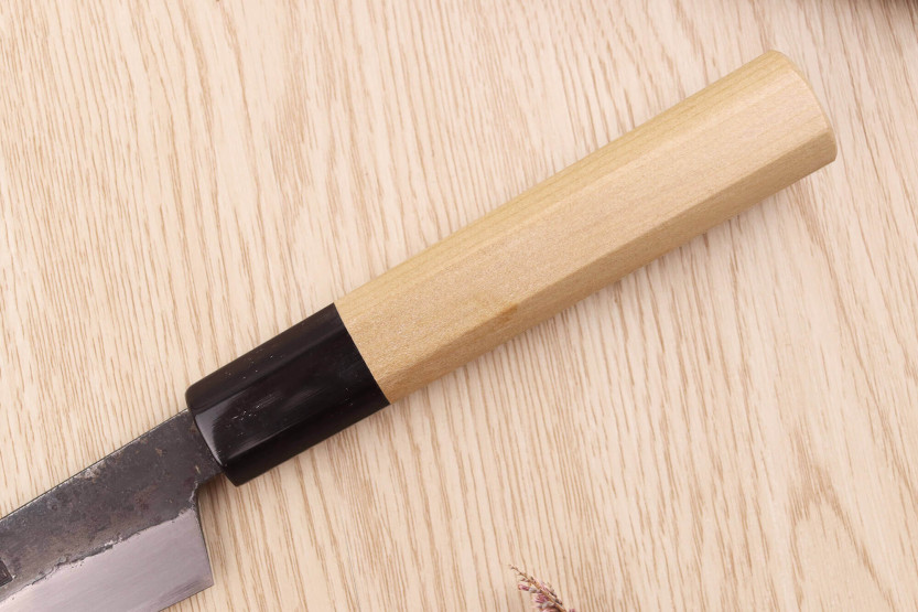 Sakai Kikumori Kikuzuki Kuro 13,5 cm universal kiritsuke-kniv, håndlaget i Japan