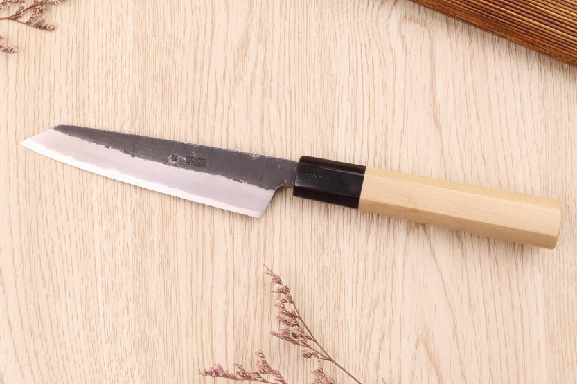 Sakai Kikumori Kikuzuki Kuro 13,5 cm universal kiritsuke-kniv, håndlaget i Japan