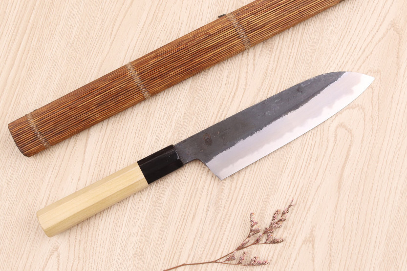 Sakai Kikumori Kikuzuki Kuro 18 cm santokukniv, japansk håndlaget