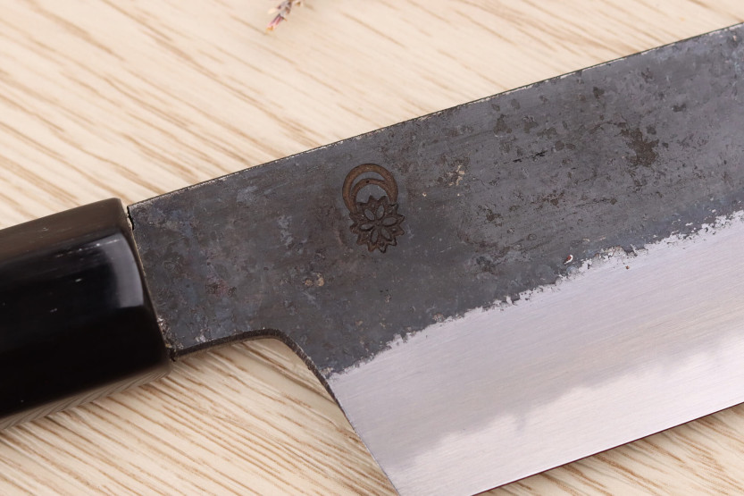 Sakai Kikumori Kikuzuki Kuro 18cm santoku mes, Japans handgemaakt