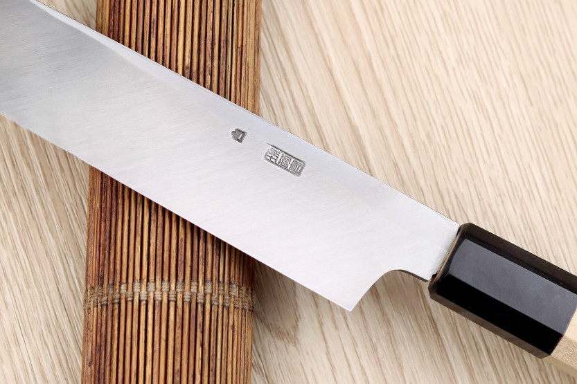 Sakai Kikumori Kikuzuki Kuro 24cm japanilainen käsintehty yanagiba veitsi