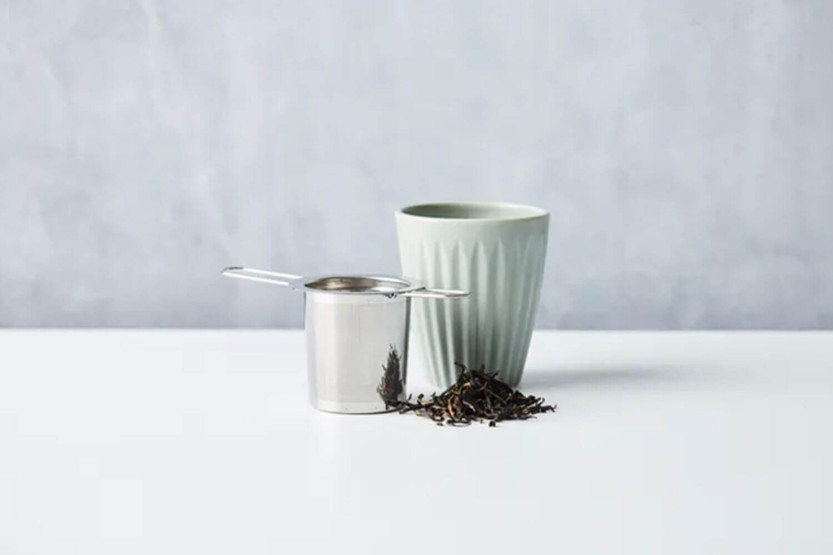 Teefilter Komma Punkt aus Edelstahl mit klappbaren Griffen