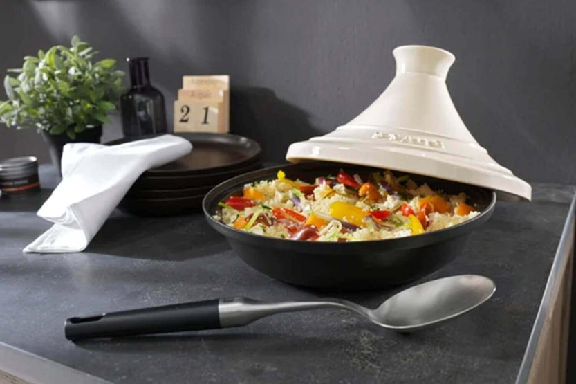 Staub Tajineform 20cm aus emailliertem Gusseisen mit induktionsfähigem cremefarbenen Deckel