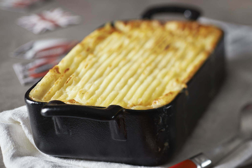 Rektangulært fad Revol Belle Cuisine 34x25cm i sort porcelæn med støbejernseffekt