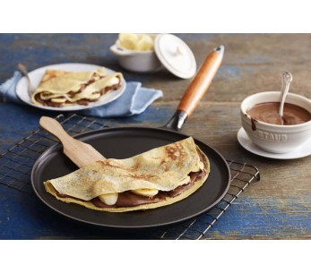 STAUB geëmailleerde gietijzeren crêpepan, zwart 28cm met houten steel + 1 spatel + 1 strooier 2