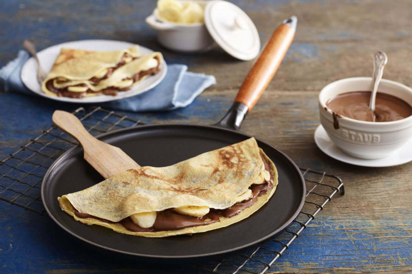 Frigideira para crepes em ferro fundido esmaltado STAUB, preta 28 cm com pega de madeira + 1 espátula + 1 espátula