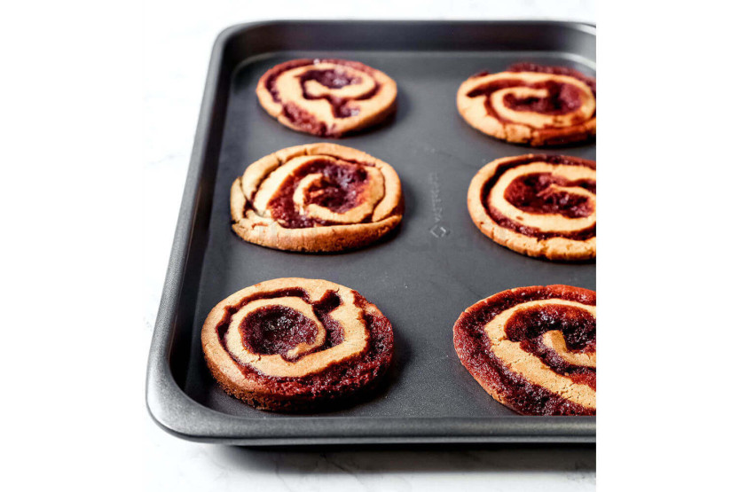 Set med 7 MasterClass Smartspace non-stick bakformar och fat i stål
