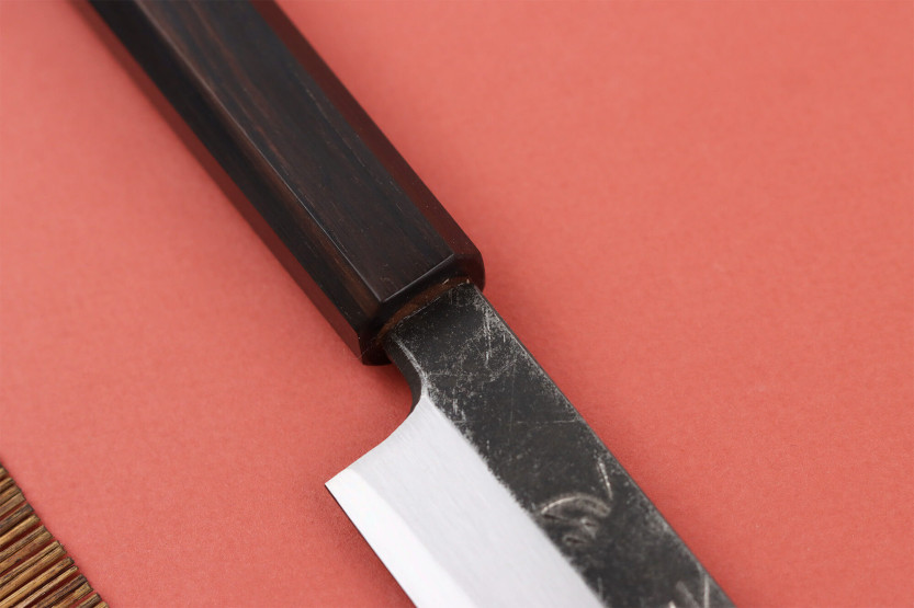 Hatsukokoro Shirasagi 29cm Japanilainen käsityöläisveitsi janagiba, jossa on eebenpuu kahva