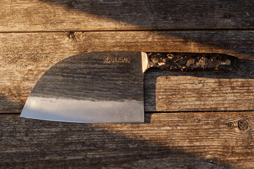 XXL 17,5 cm Wusaki BIG ONE kniv med smedet stål og carbonhåndtag med bladguld + læderskede
