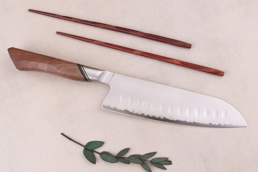 Ryda Knives A-30 San Maï 18cm santokuveitsi saksanpähkinäkahvalla varustettuna