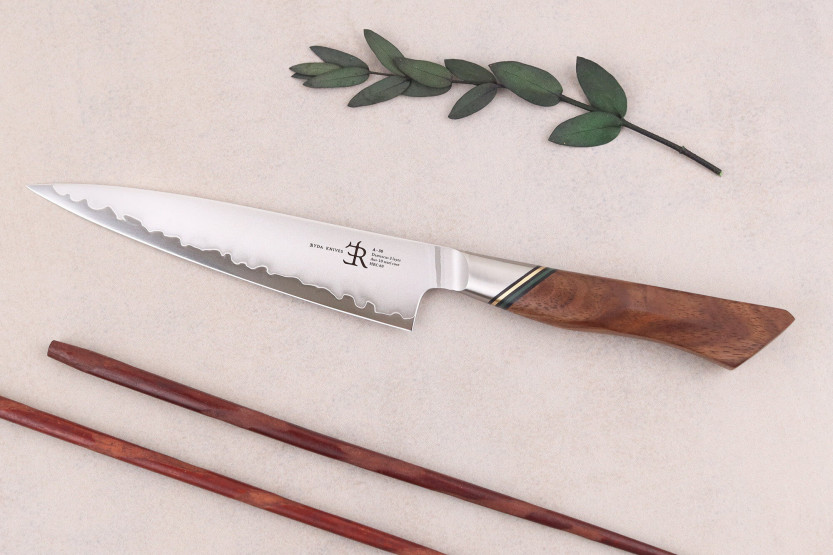 Faca utilitária de 13 cm Ryda Knives A-30 San Maï com cabo de nogueira