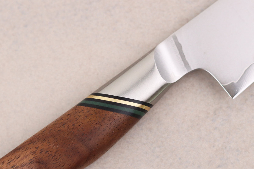 Faca utilitária de 13 cm Ryda Knives A-30 San Maï com cabo de nogueira