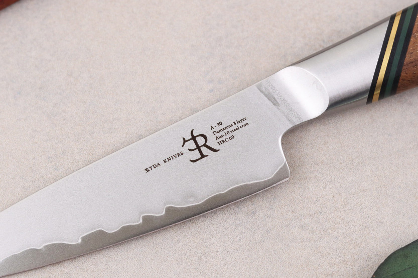Ryda Knives A-30 San Maï 9 cm skrællekniv med håndtak i valnøtt