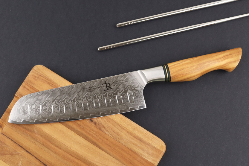 Ryda Knives ST650 Damaskus 18 cm Santoku-kniv med håndtak i oliventre