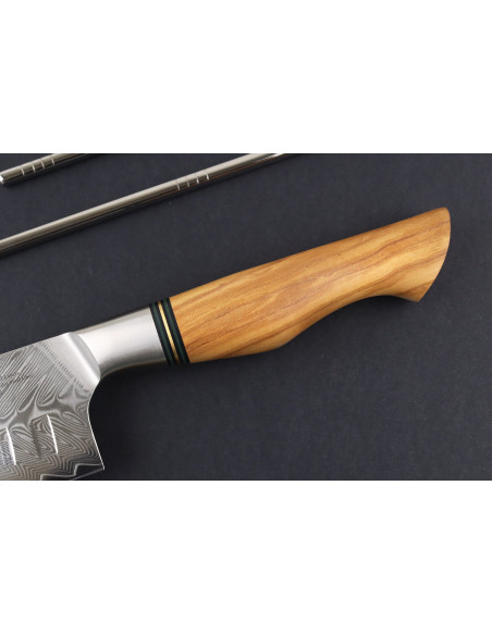 Ryda Knives ST650 Damaskus 18cm Santokukniv med olivträhandtag