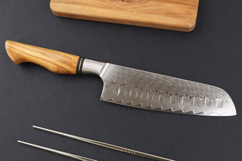 Ryda Knives ST650 Coltello Santoku in damasco da 18 cm con manico in legno d'ulivo