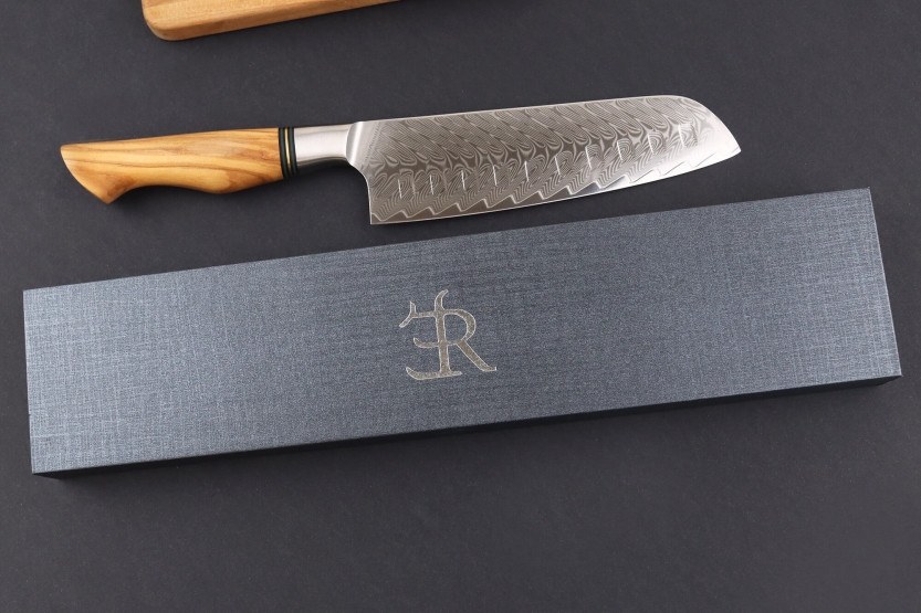 Ryda Knives ST650 Damaskus 18 cm Santoku-kniv med håndtak i oliventre