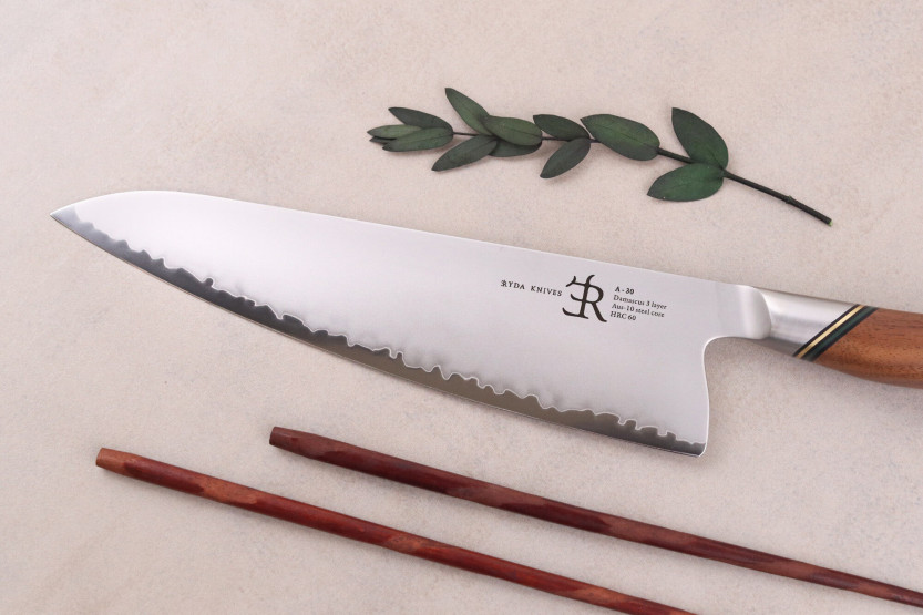 Kokkekniv 20,5 cm Ryda Knives A-30 San Maï med håndtag i valnøddetræ