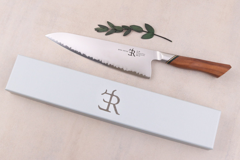 Kokin veitsi 20,5cm Ryda Knives A-30 San Maï saksanpähkinäkahvalla varustettuna