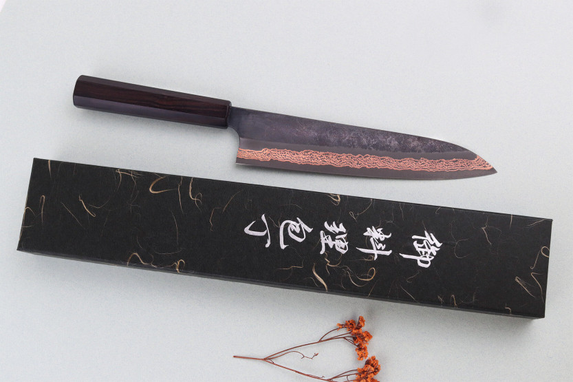 Coltello da cuoco giapponese Hatsukokoro Yorokobi Kurouchi Damascus da 23 cm