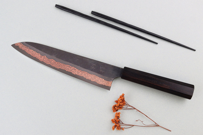 Faca de chef japonesa Hatsukokoro Yorokobi Kurouchi Damascus de 23 cm