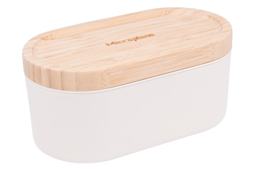 Valkoinen 3-in-1 Microplane-raspi, jossa säilytyslaatikko ja tuplakansi.