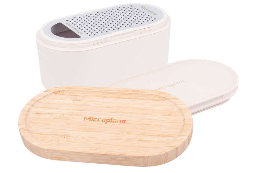 Valkoinen 3-in-1 Microplane-raspi, jossa säilytyslaatikko ja tuplakansi.
