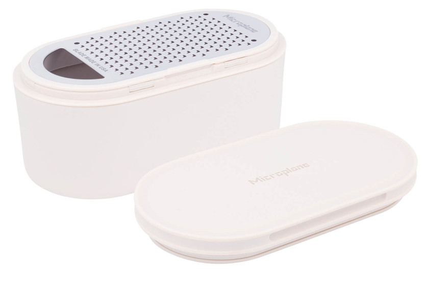 Valkoinen 3-in-1 Microplane-raspi, jossa säilytyslaatikko ja tuplakansi.