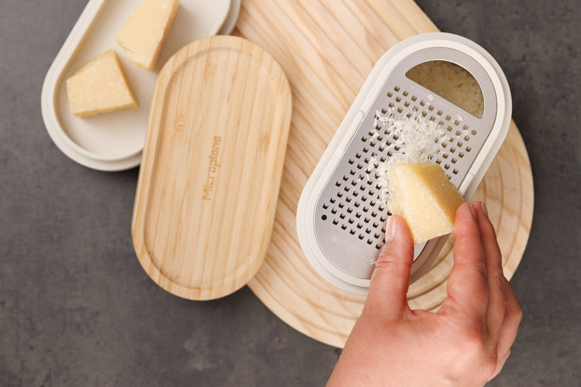 Witte 3-in-1 Microplane rasp met opbergdoos en dubbele deksel