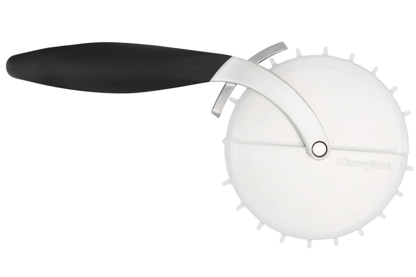 Rueda para pizza Microplane de doble filo con pinza para masa extraíble