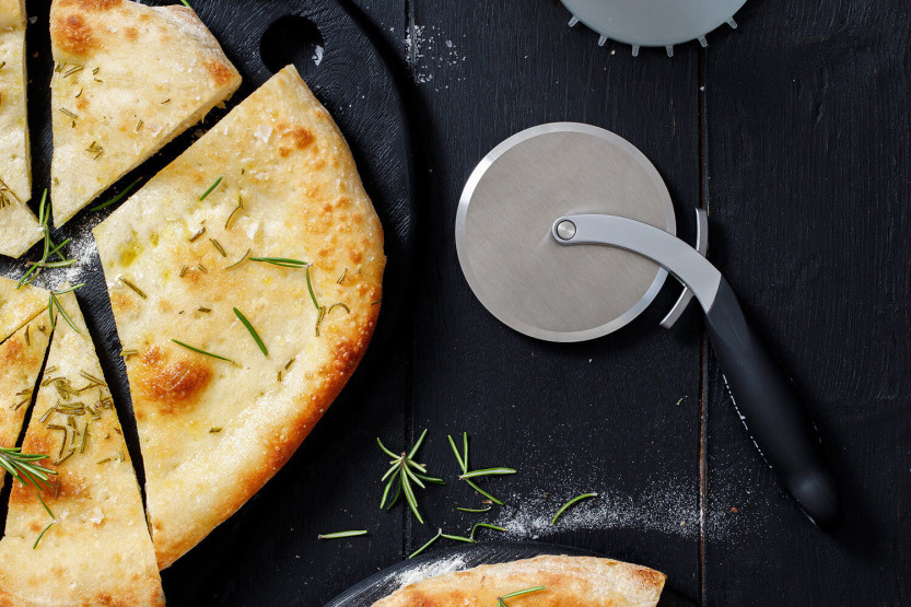 Dobbeltkantet Microplane-pizzahjul med aftagelig dejpind
