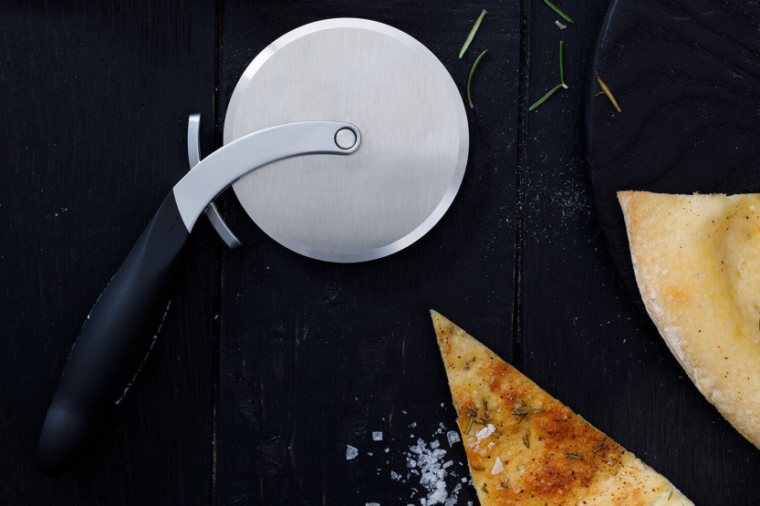 Kaksisärmäinen Microplane-pizzapyörä, jossa on irrotettava taikinatikku