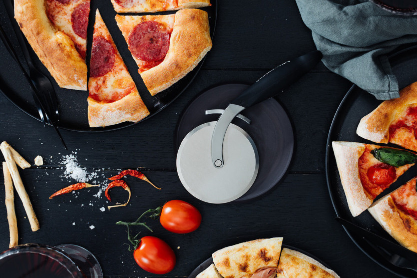 Microplane pizzawieltje met dubbele rand en verwijderbare deegknijper