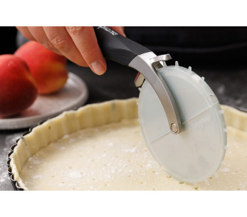 Kaksisärmäinen Microplane-pizzapyörä, jossa on irrotettava taikinatikku 2