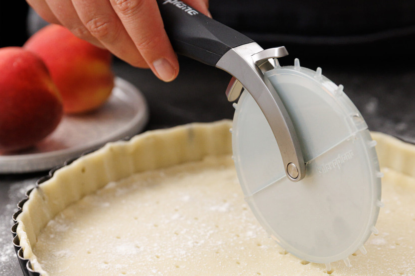 Roda de pizza Microplane de dois gumes com pegador de massa amovível