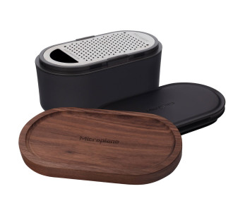 Musta 3-in-1 Microplane-raspi, jossa säilytyslaatikko ja tuplakansi.