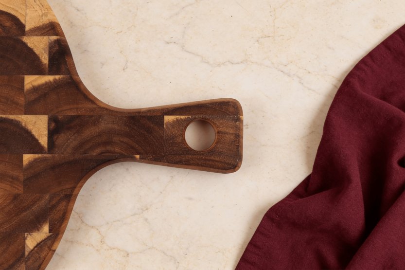 Wusaki round cutting board in acacia wood 42.5 x 32 x 1.8cm