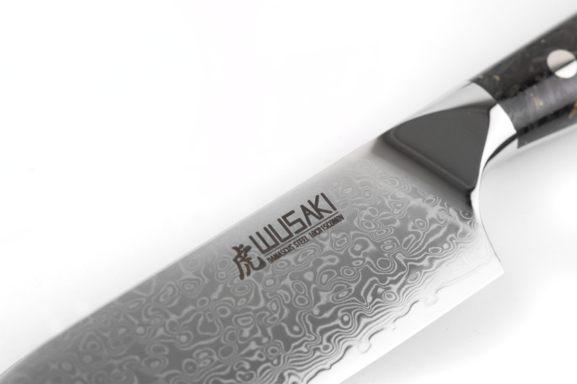 Cuchillo ko-santoku Wusaki Sakin Damasco 10Cr 13cm con mango de fibra de carbono y pan de oro