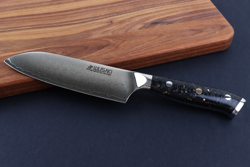 Faca ko-santoku Wusaki Sakin Damascus 10Cr 13cm com cabo em fibra de carbono e folha de ouro
