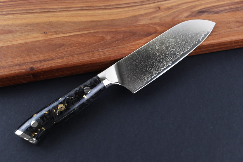 Faca ko-santoku Wusaki Sakin Damascus 10Cr 13cm com cabo em fibra de carbono e folha de ouro