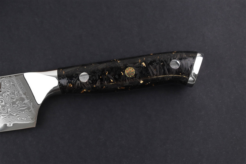 Faca ko-santoku Wusaki Sakin Damascus 10Cr 13cm com cabo em fibra de carbono e folha de ouro