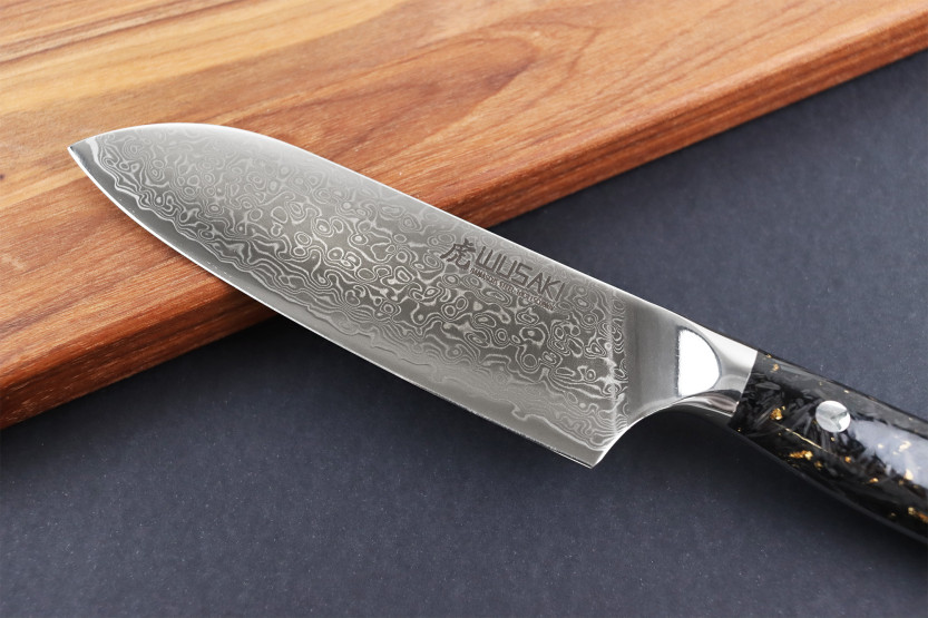 Faca ko-santoku Wusaki Sakin Damascus 10Cr 13cm com cabo em fibra de carbono e folha de ouro