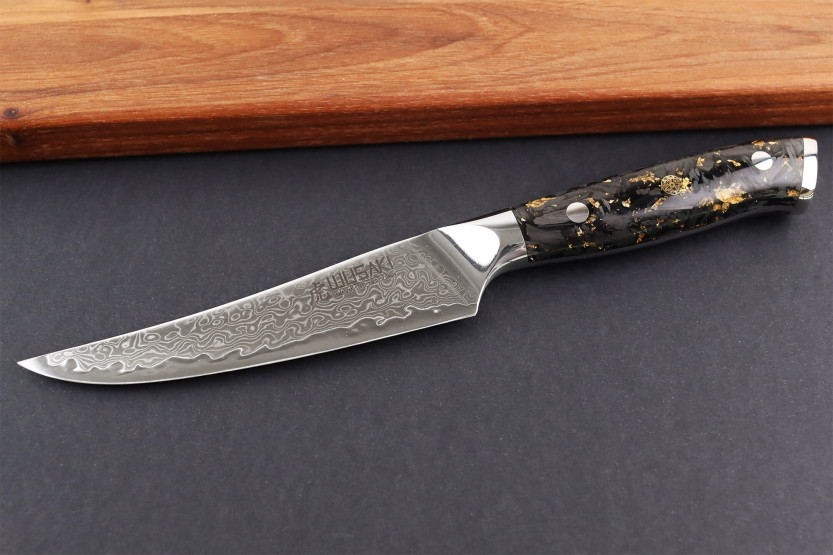 Wusaki Sakin Damascus 10Cr 13 cm steakkniv med håndtak i karbonfiber og bladgull